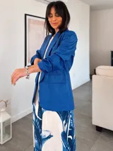 Blazer azul eléctrico de cuero sintético, con solapas de muesca, corte recto y bolsillos delanteros.