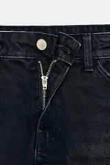 Short de jean de tiro medio, con cinco bolsillos y cierre frontal con cremallera y botón metálico.