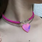 Collar con cadena metálica y cuentas de cristal verdes, adornado con un colgante en forma de corazón holográfico.
