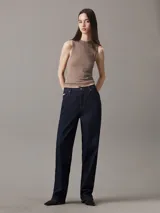 Musculosa marrón de punto de viscosa suave, corte slim, cuello redondo, ribetes de punto de canalé y logo bordado de Calvin Klein en el cuello.