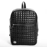 Mochila negra con diseño acolchado en forma de cuadrillé y cierre de cremallera.