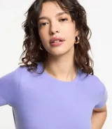 Remera básica de media malla color blanco, con cuello redondo y mangas cortas.