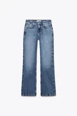 Pantalón de jean azul de tiro alto, corte bootcut, con cinco bolsillos, cierre frontal con cremallera y botón.