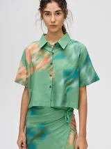 Falda midi marrón con estampado floral en tonos lila, abertura lateral y tiras ajustables.