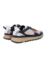 Championes de cuero color beige, marrón y negro, con detalles en peltre, cierre con cordones y suela sintética.