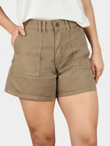 Short color caqui con bolsillos frontales y traseros con solapa.