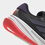 Championes de running Adidas Supernova Ease, color negro con detalles en violeta y suela blanca con detalles en rojo.