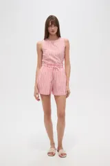 Short de algodón a rayas verticales rojas y blancas, de calce alto y holgado, con cintura elastizada y lazo ajustable.