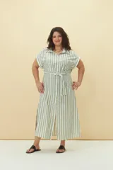 Vestido camisero midi a rayas verticales verdes y blancas, con cuello camisero, mangas cortas y lazo en la cintura.