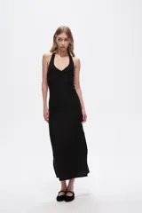 Vestido midi negro de poliéster, con breteles finos, escote halter y corte ajustado al cuerpo.