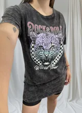 Remerón negro con efecto gastado, estampado frontal con la leyenda "Rock & Roll World Tour" y un tigre con detalles en lila y celeste.
