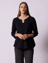 Blusa negra de tejido labrado marca Ruby Rd, con cuello redondo, escote en V y aplique metálico en el escote. Manga tres cuartos.