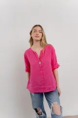 Blusa celeste de lino, con escote en V, manga tres cuartos y botón de madera.