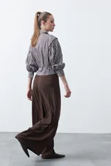 Pantalón ancho (wide leg) de color marrón oscuro, con calce fluido y lazo regulable en la cintura.