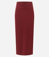 Pollera midi ajustada color borgoña, confeccionada en bengalina con fruncidos delanteros.