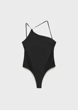 Traje de baño enterizo negro asimétrico con un solo tirante fino y detalle metálico dorado en el hombro.