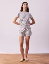 Conjunto de pijama gris a rayas horizontales blancas, compuesto por una remera de manga corta con cuello redondo y un short con cintura elastizada.