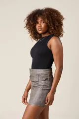 Minifalda gris de cuero sintético con cinturón ancho con doble hebilla.