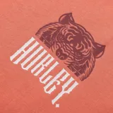 Remera negra de manga corta con cuello redondo y estampado pequeño en el pecho de un tigre y el logo de la marca en color rojo.