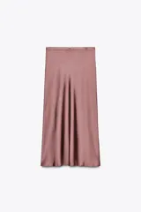 Falda midi de tiro alto confeccionada en tejido satinado color rosa viejo. Cintura con cinturón ajustable con hebilla metálica.