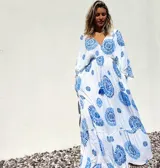 Túnica larga blanca con estampado de mandalas azules, escote en V y mangas largas.