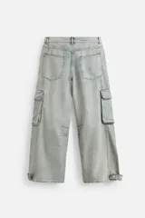 Pantalón relaxed fit confeccionado en denim de algodón celeste con efecto lavado. Cuenta con bolsillos frontales, traseros de plastrón y bolsillos multifunción en las perneras. El bajo es ajustable con trabilla. Cierre frontal con cremallera y botón.