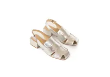 Sandalia plateada de cuero trenzado con punta cuadrada, taco ancho forrado de 4 cm, talón abierto con pulsera ajustable y hebilla metálica.