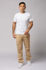 Pantalón cargo color marrón claro de gabardina, corte recto y tiro medio, con bolsillos laterales con solapa y bolsillos traseros.