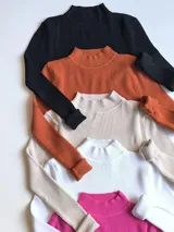 Pack de sweaters de punto acanalado con cuello alto en colores negro, naranja, beige, blanco y fucsia.