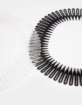 Set de dos vinchas flexibles en zig zag, una de color negro y otra de color blanco.