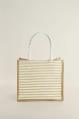 Bolso tipo tote de yute con rayas horizontales color beige y manijas de soga blanca.