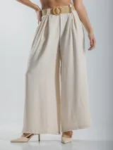 Pantalón italiano tipo wide leg, confeccionado en tela liviana y fresca, color beige. Viene con bolsillos laterales, elástico en la cintura para mayor comodidad y cinto de yute elastizado incluido.