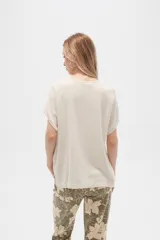 Blusa color beige de lino, holgada y con cuello en V.