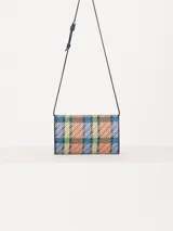 Bandolera marrón de rafia combinada con cuero vacuno, con aplique metálico JCH dorado en el frente, acceso con imán y bolsillo interno con cierre. La correa es regulable.