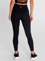 Calza negra de tiro alto con largo hasta el tobillo, calce regular y certificación Bluesign.