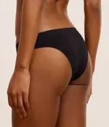 Conjunto de lencería color piel, compuesto por un corpiño tipo top con breteles finos y una bombacha tipo bikini.