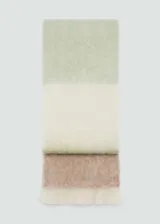 Bufanda larga con flecos en los extremos y diseño a rayas horizontales en tonos verde, beige y marrón.