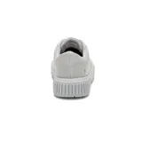 Zapatillas urbanas CAT modelo AMP, color gris claro, con detalles plateados en la lengüeta y contorno de los cordones. Capellada de canvas recubierta en PU, forro de malla interior reciclada, plantilla de espuma EVA, suela de goma duradera y con gran tracción.