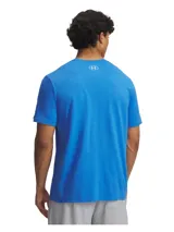 Remera celeste de Under Armour, corte clásico, mangas cortas y logo estampado en el pecho.