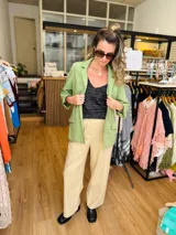 Blazer verde claro de lino, con solapas y bolsillos laterales.