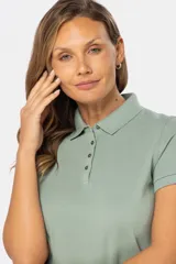 Polo azul marino de piqué con botones personalizados y mangas cortas.