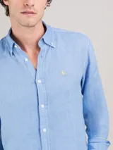 Camisa blanca de lino con corte regular fit, cuello italiano, cierre con botones, manga larga y logo bordado en el pecho.