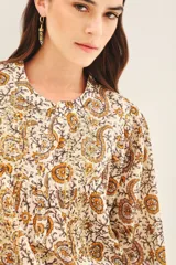 Camisa de voile de algodón estampado, con canesú en el frente y espalda con frunce y detalles de bordado en hilo de lurex.