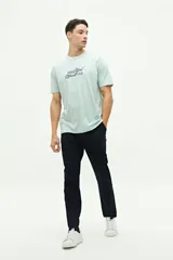 Remera blanca de manga corta con estampado frontal que dice "New York Tennis Club".