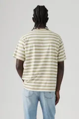 Remera Levi's de hombre con corte holgado, cuello redondo y mangas cortas. Diseño a rayas horizontales en color blanco y verde caqui. Logo de la marca bordado en el pecho.