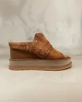 Sandalias de cuero color marrón tabaco con plataforma de yute y tachas de cobre. Hechas a mano en Uruguay.