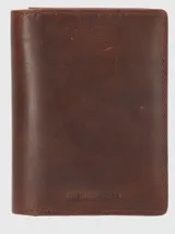 Billetera de cuero marrón con costuras en los bordes y logo de la marca grabado en la parte inferior.