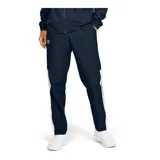 Pantalón deportivo negro de tejido ligero, con logo Under Armour estampado en blanco en la pierna izquierda.