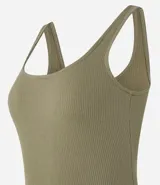 Vestido midi acanalado color celeste, con escote cuadrado y tirantes medios. Confeccionado en algodón sostenible con elastano para mayor comodidad y ajuste.