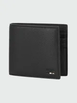 Billetera BOSS modelo Ray, color negro, confeccionada en piel sintética granulada. Diseño plegable con múltiples compartimentos para tarjetas y billetes. Incluye logo de la marca en la parte frontal inferior.